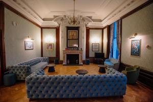 格拉斯哥格拉斯哥青年旅馆的客厅设有蓝色的沙发和壁炉