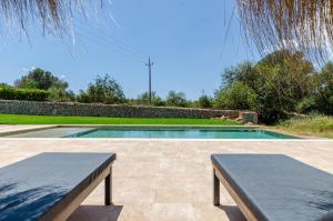 科斯提克斯Agroturismo Cal Tio 4, YourHouse的院子里设有2个长椅的游泳池