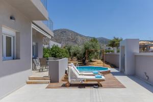 赫索尼索斯Annefi Villa in Hersonissos - Private Pool Gem的享有带游泳池的房子的景色