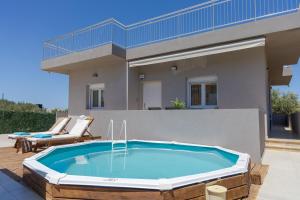 赫索尼索斯Annefi Villa in Hersonissos - Private Pool Gem的房屋前的游泳池