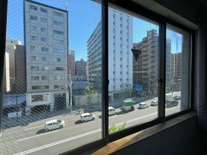 札幌未开发旅馆的从窗户可欣赏到城市街道的景色