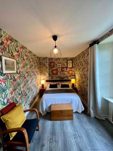 潘波勒圣米歇尔之家公寓式酒店的一间卧室配有床和色彩缤纷的壁纸