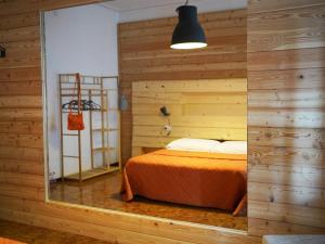杜伊诺波特德彼威欧住宿加早餐旅馆的一间卧室配有一张木墙床