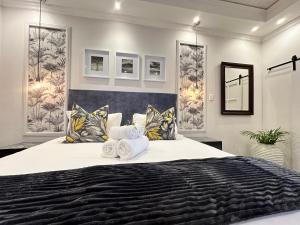 比勒陀利亚Spacube Luxury Suites and Spa的一间卧室配有一张大床和毛巾