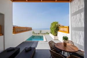 皮尔戈斯La Torretta的一个带桌椅的户外庭院和一个游泳池