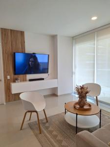 卡塔赫纳Apartamento de lujo Morros ULTRA con vista y acceso directo al mar , Cartagena de Indias的客厅设有壁挂式平面电视。