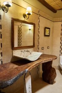 卡法亚特拉卡萨德拉酒窖 - 葡萄酒精品酒店的一间带水槽和镜子的浴室