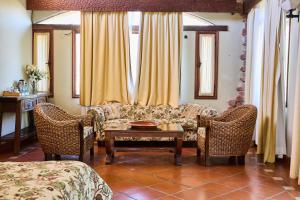 卡法亚特拉卡萨德拉酒窖 - 葡萄酒精品酒店的客厅配有沙发、椅子和桌子