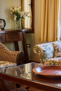 卡法亚特拉卡萨德拉酒窖 - 葡萄酒精品酒店的客厅配有沙发和桌子