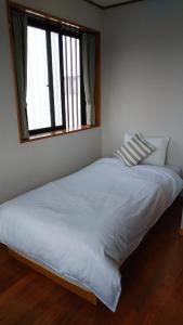 那霸Hou heights - Vacation STAY 63956v的窗户客房内的一张大白色床
