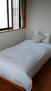 那霸Hou heights - Vacation STAY 63956v的窗户客房内的一张大白色床