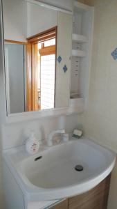 那霸Hou heights - Vacation STAY 63956v的浴室设有白色水槽和镜子