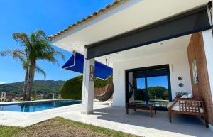 Vilassar de DaltPalm Maresme - Suite with bathroom and living-room and terrasse with ocean views in a private villa的享有游泳池景致的别墅