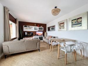 滨海托萨LETS HOLIDAYS SEA VIEWS APARTMENT & POOL in SA GABARRA的客厅配有沙发和桌子