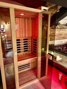 采列Celje Luxury Apartments & Spa的一间室内红色灯光桑拿浴室