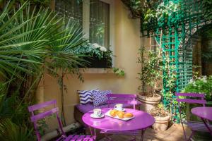 巴黎香榭丽舍大道伽利略酒店的庭院里带一碗水果的紫色桌子