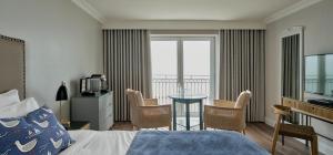 巴利科顿湾景酒店的酒店客房,配有一张床和一张桌子及椅子
