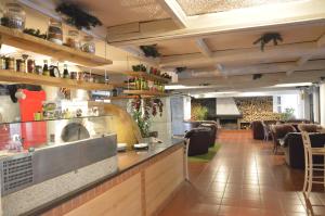 波罗维茨珀西弗洛拉公寓式酒店的一间带酒吧的餐厅和一间用餐室