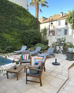 米雷普瓦Chambres d'hôtes Relais Mira Peis的一个带桌椅的庭院和一个游泳池