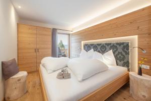 科尔皮缇亚Furnerhof Apt Olpenglühn的卧室配有带白色枕头的床和窗户。
