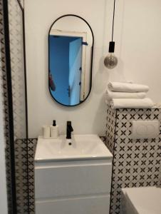 克罗奇琴科Willa Granit的浴室设有白色水槽和镜子