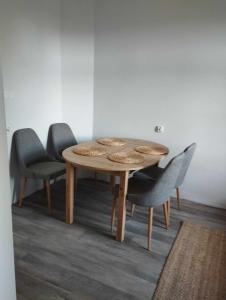 克罗奇琴科Willa Granit的一张四把椅子周围的木桌