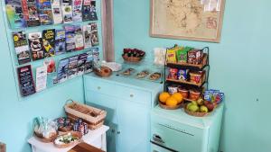 Bass HarborLighthouse Cabins Maine的厨房配有蓝色橱柜和食物篮