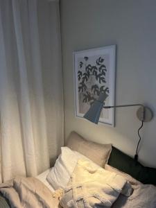 哥德堡Ewa & Maude Hotel Aston Villa的卧室配有床头灯