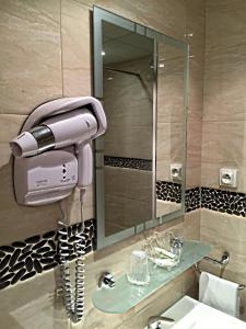 奥尔良圣艾楠酒店的浴室墙上的粉红色吹风机