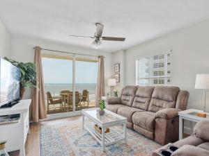奥蒙德海滩Sea Winds 501 - Corner Breeze的客厅配有沙发和桌子
