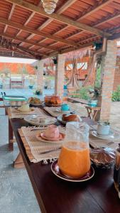 图托亚Pousada rancho sol nascente的一张桌子,上面放着食物和饮料