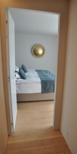 隆科索普拉阿斯科纳拉罗卡精品酒店的卧室设有一张通过门廊的床