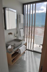 隆科索普拉阿斯科纳拉罗卡精品酒店的一间带水槽和大窗户的浴室