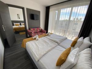 乔保克HOTEL CSOPAK Resort & Lake的一张位于酒店客房的大床,设有大窗户