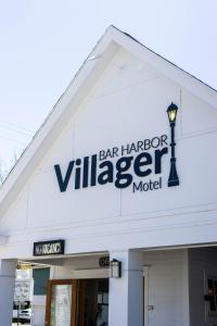 巴港Bar Harbor Villager Motel - Downtown的大楼一侧的酒吧港口维京者汽车旅馆标志