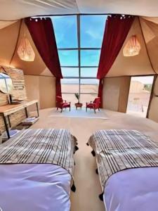 武吉丁宜Tapian Ratu Camp的带窗户的客房内设有两张床的房间