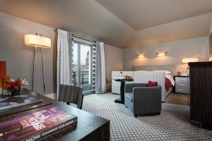 柏林罗马罗科·福尔蒂酒店的酒店客房配有一张床、一张书桌