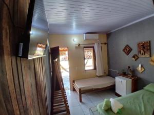 图托亚Pousada rancho sol nascente的小房间设有床和窗户