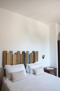索伦托Villa Puolo - With Private Sea Access的一间卧室配有一张带木制床头板的床