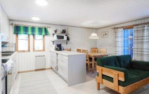 洛夫斯达伦Awesome Home In Lofsdalen With Kitchen的厨房以及带沙发和桌子的客厅。