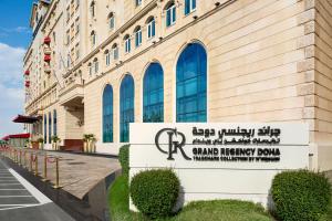 多哈Grand Regency Doha, Trademark Collection by Wyndham的建筑前的标志