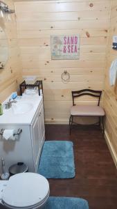 Bass HarborLighthouse Cabins Maine的一间带水槽、卫生间和长凳的浴室