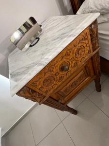 乌尔姆apartment11的一张带白色大理石台面的木桌