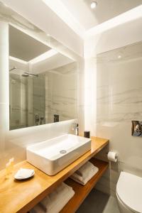 爱琴娜岛达娜厄酒店的白色的浴室设有水槽和镜子