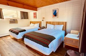 特拉弗斯城The Sierra Motel的一间客房内配有两张床的房间