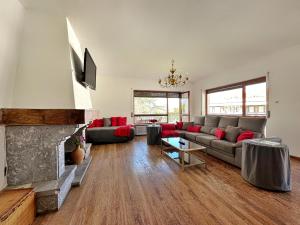 诺哈Villa La Hojarasca - 6820的带沙发和壁炉的客厅