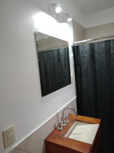 费德拉西翁Urban Hotel的一间带水槽和镜子的浴室