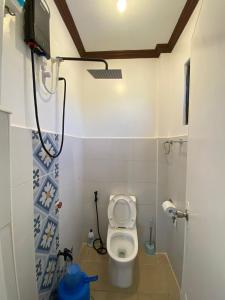 卢纳将军城SHELVES SIARGAO的一间带卫生间和淋浴的小浴室