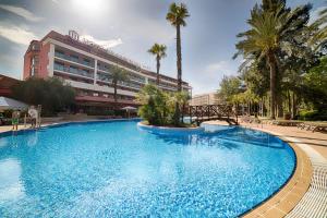 萨洛欧特斯罗马纳别墅酒店的酒店前方的大型游泳池