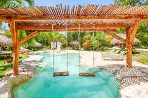 艾库玛尔Villa Morena Boutique Hotel Ecoliving的一个带木制凉亭的室外游泳池